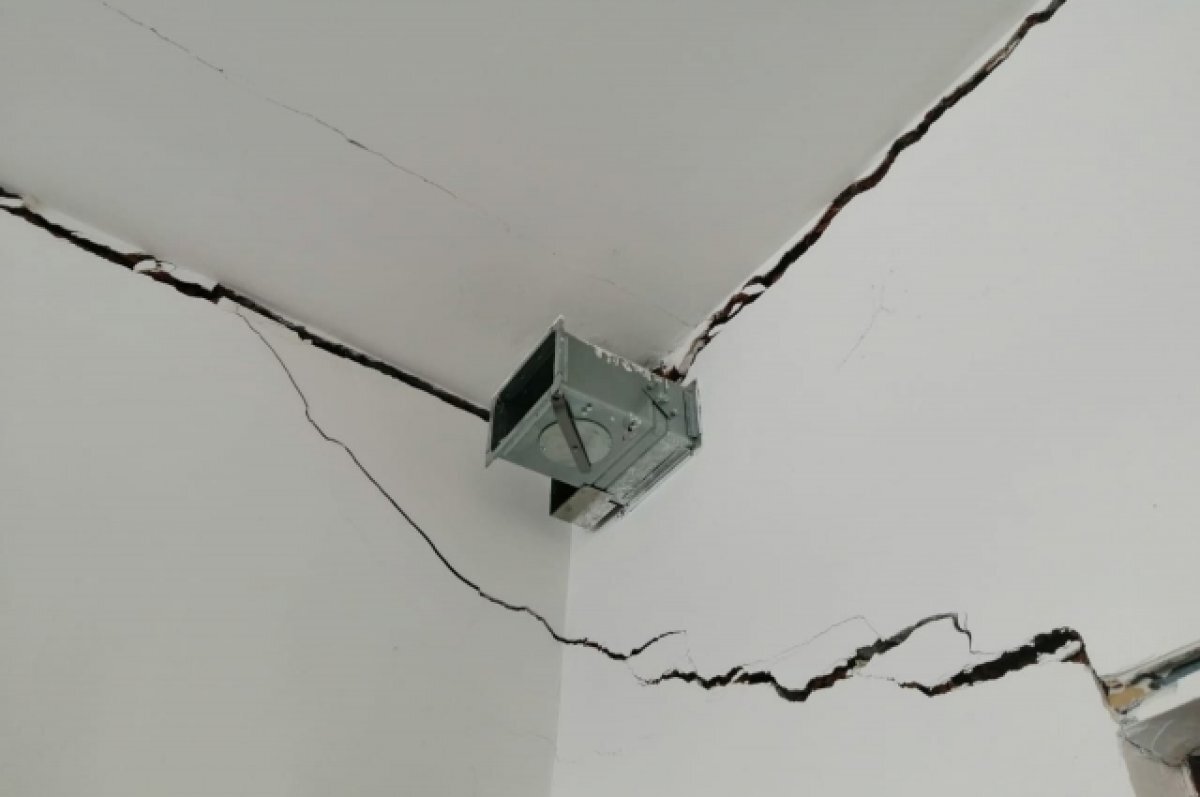    В школе Башкирии начальные классы учатся в здании, что оседает и трескается