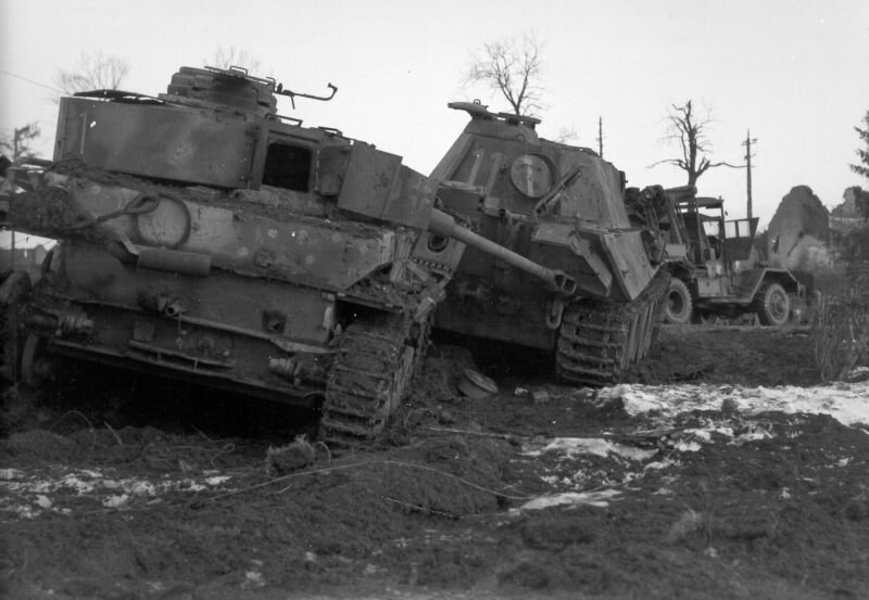 Подбитые немецкие танки PzKpfw IV и PzKpfw V «Пантера». Осень, 1945 год.