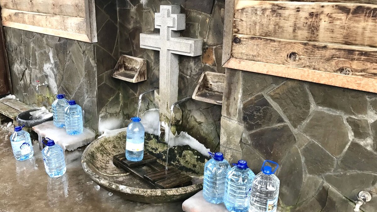 Где и когда набирать крещенскую воду? ЧТО НУЖНО ДЕЛАТЬ СО СВЯТОЙ ВОДОЙ?