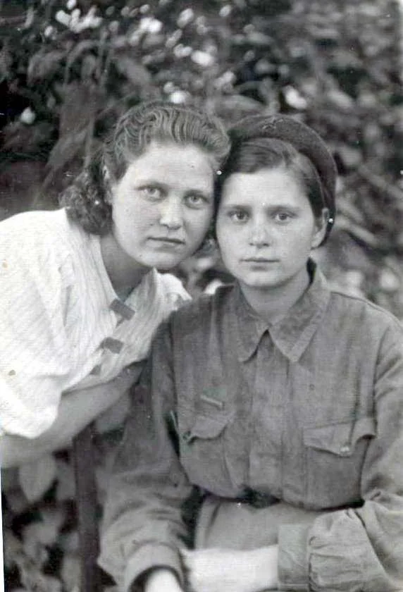 Лидия Михайловна (справа) с подругой. 10.06.1943 г. город Горький. Источник: проект «Наши воины века XX» 
