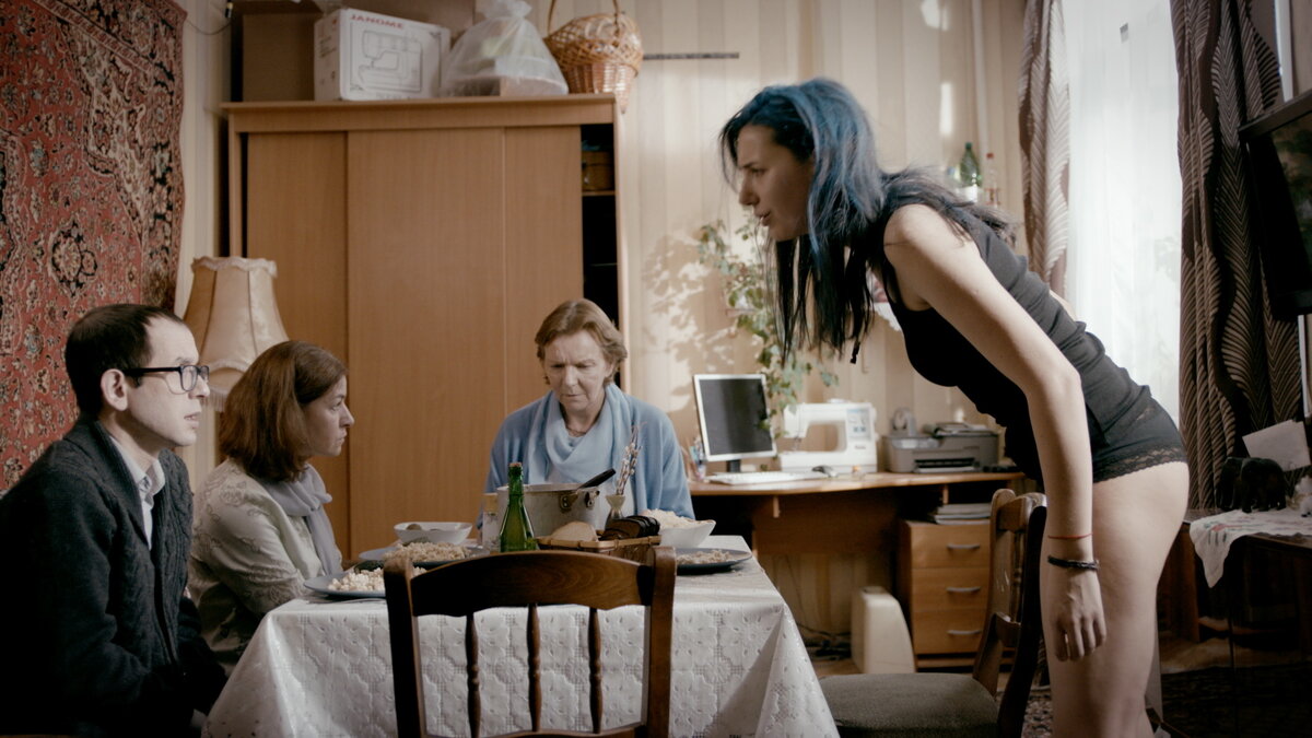 Кристиночка так одета, потому что бабушка и попавшая под ее влияние мама выкинули все ее джинсы, как проявление сатаны.