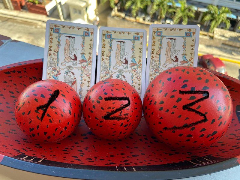 Выбери одну из трех карт колоды Декамерон