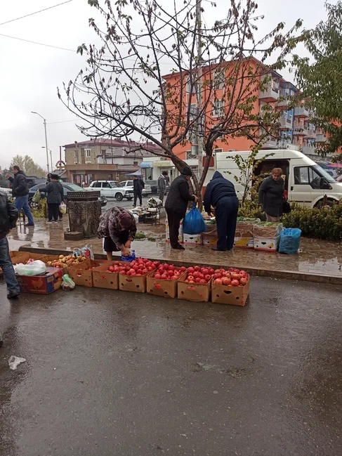 На улице еще продавали свежий гранат