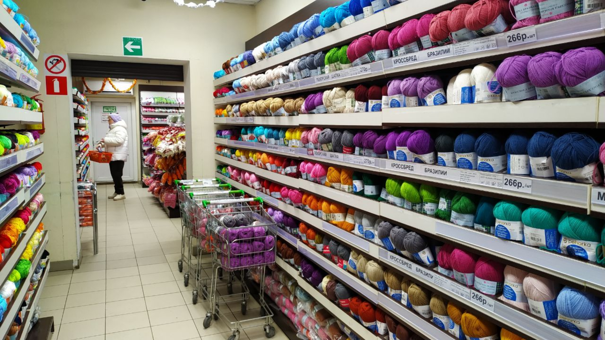 Магазин в Троицке действительно можно назвать Домом пряжи, или как минимум трехкомнатной квартирой пряжи :)