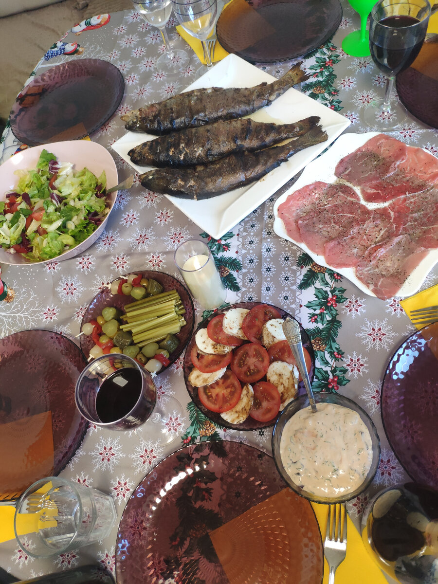 Накрытый стол с форелью