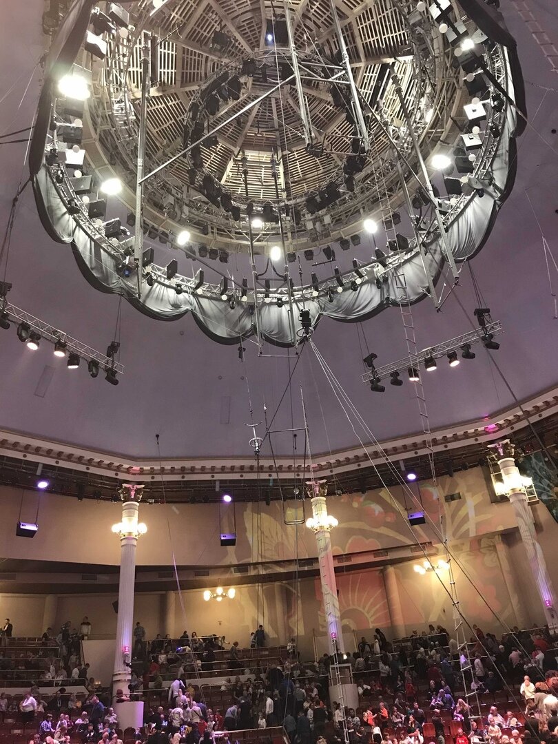 Под куполом никулинского цирка