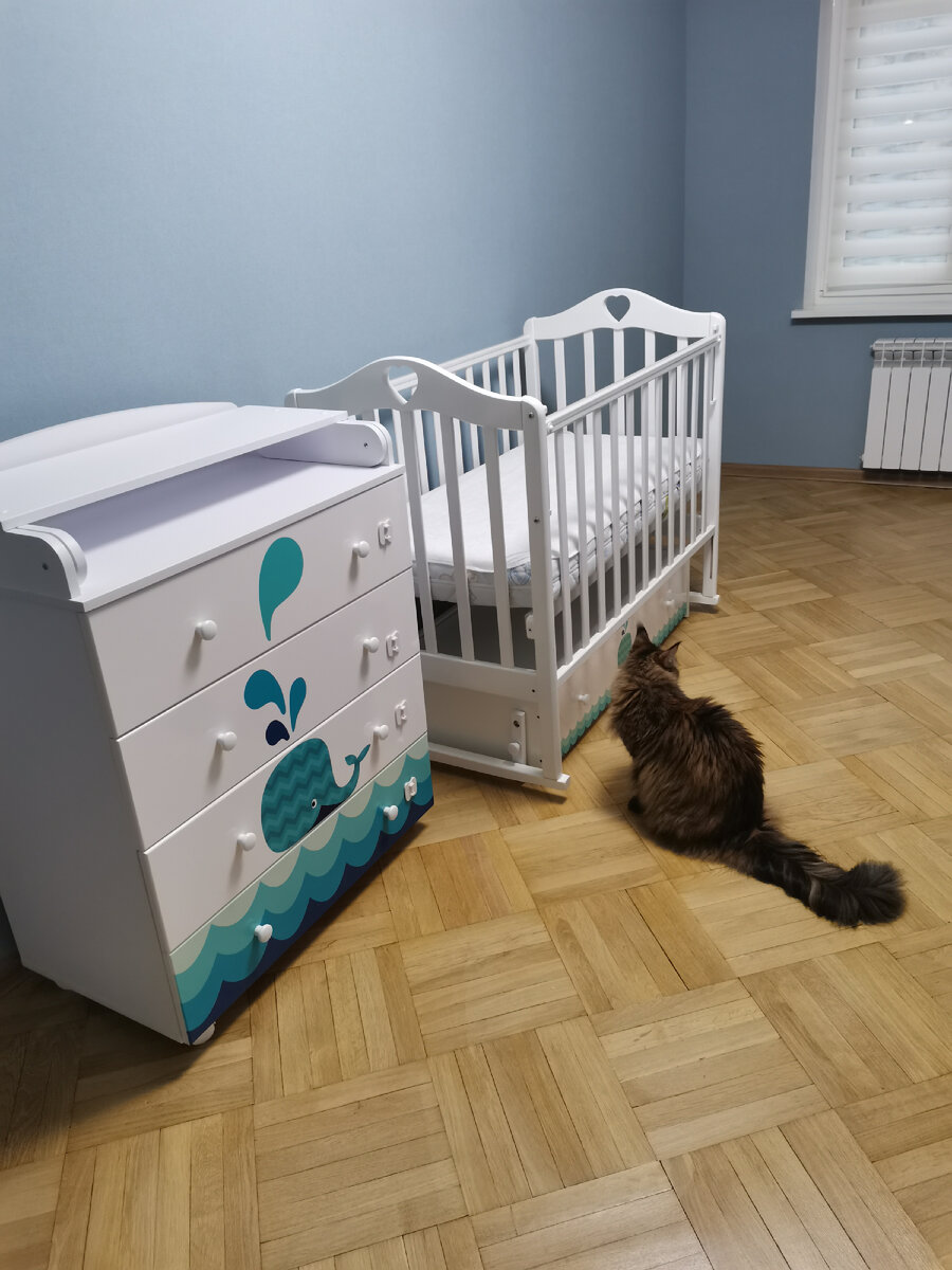 Позже в комнату добавился диван