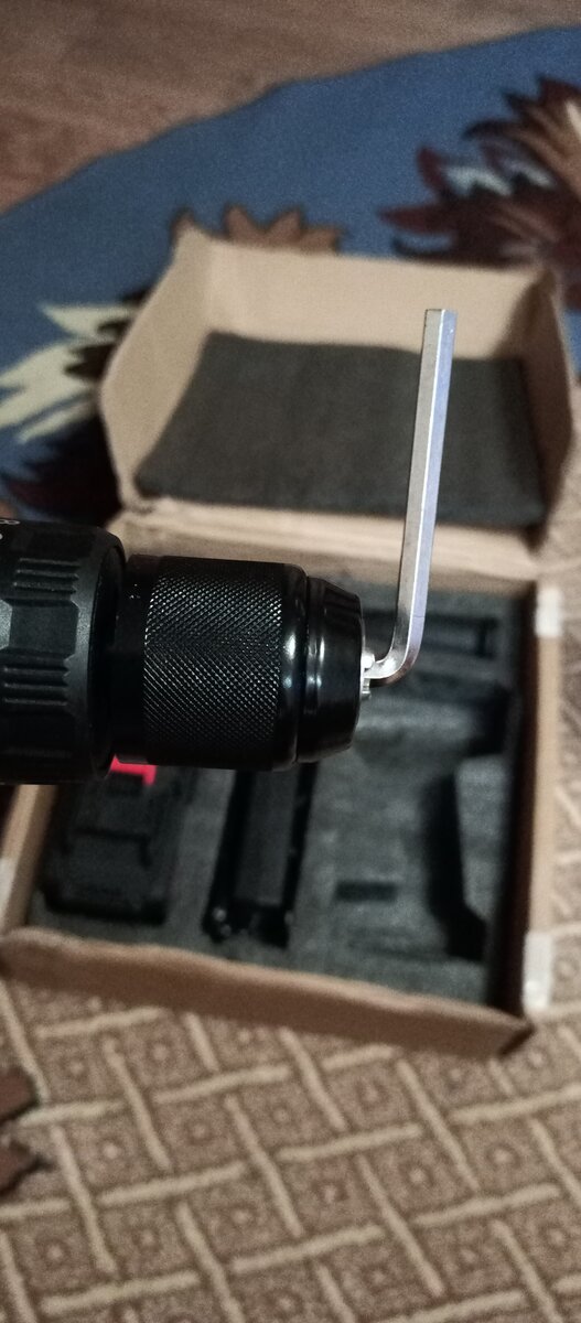 У патрона правильная резьба, откручиваем в лево