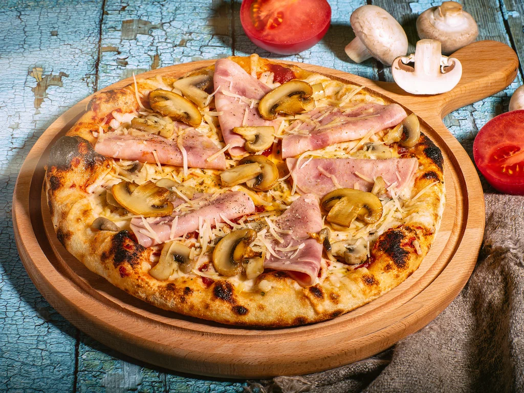 Пицца с шампиньонами и ветчиной (Изображение из ОИ)