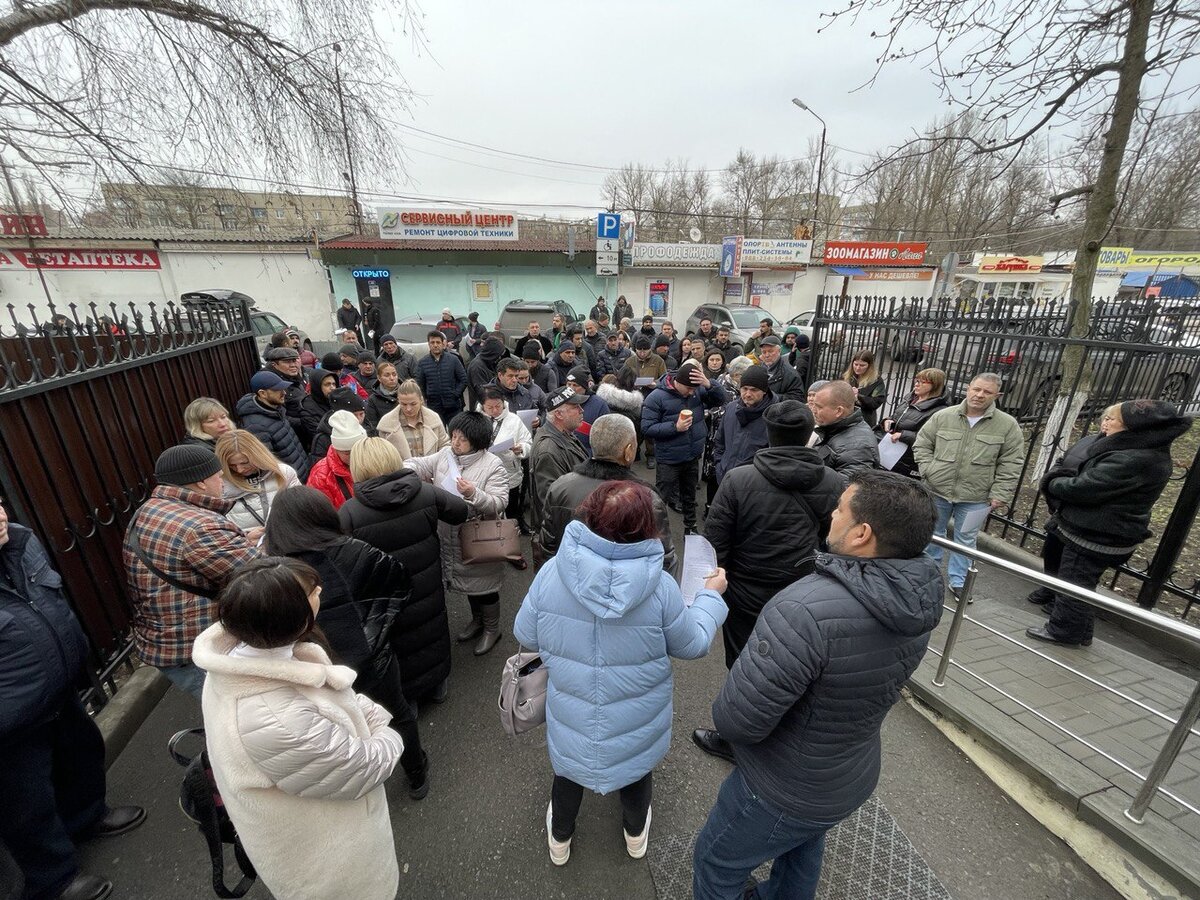 Обманутые предприниматели собираются у здания Аксайского районного суда 31.01.2023.