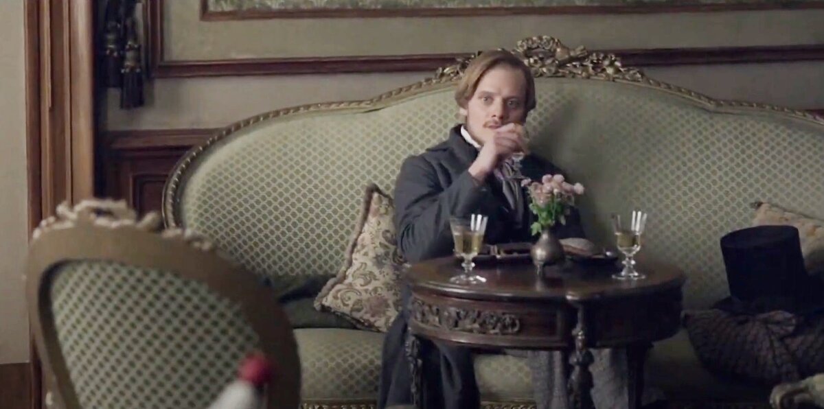 Стефан Конарске в роли Фридриха Энгельса. Кадр из фильма "Молодой Карл Маркс" (2017)