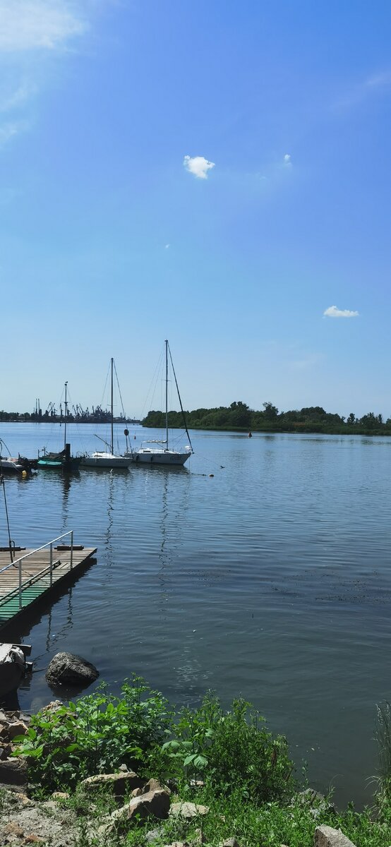 Приехали к яхтам. Разгружаемся, а вокруг красота 