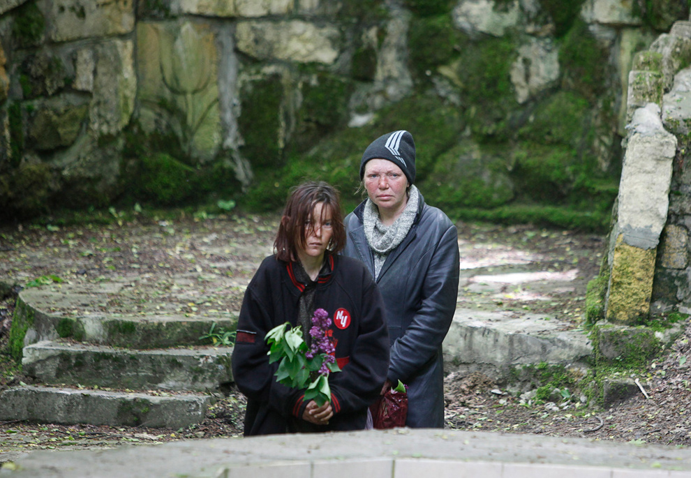 Алёна со  своей закадычной подругой Натальей, молодой многодетной мамой, в лесу на родниках. Фото было сделано весной 2012 года