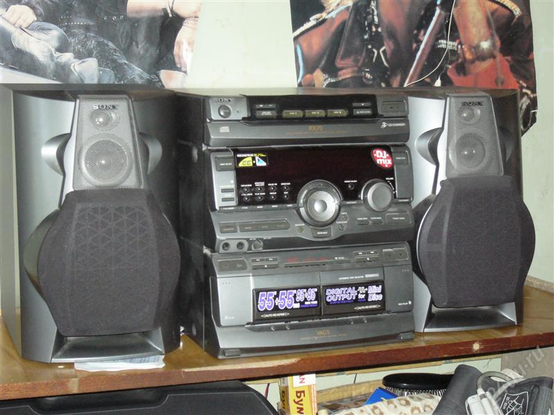 Аудиоцентр с двумя массивными динамиками.