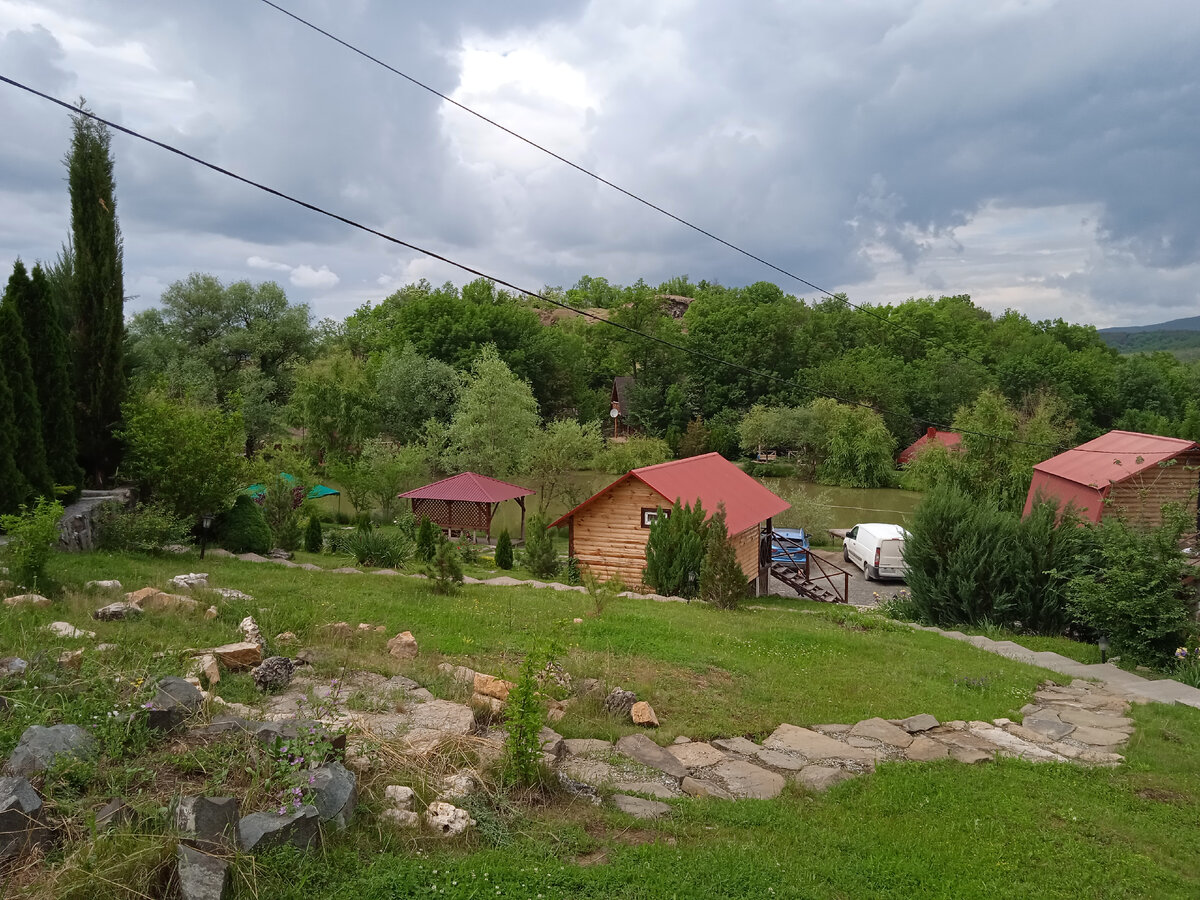 Деревянные дома и озеро на территории базы