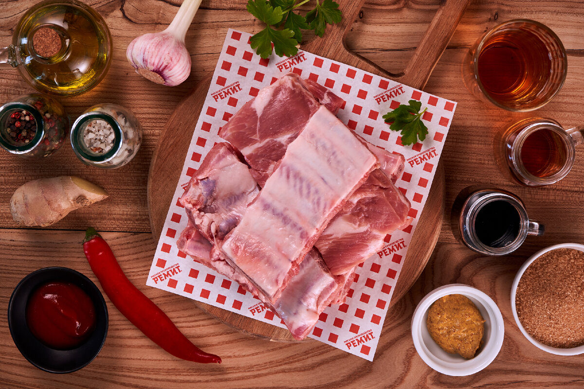 Для рецепта возьмите:  Свиные рёбрышки 
Оливковое масло - 50 мл
Соль и перец - по вкусу
Красный перец чили - 1 шт.
Имбирь - 1 небольшой кусок
Чеснок - 2 зубчика
Яблочный сок - 150 мл
Винный уксус - 100 мл
Кетчуп - 2 ст. Л.
Дижонская горчица - 1 ст. Л.
Соевый соус - 100 мл
Коричневый сахар - 80 г 
