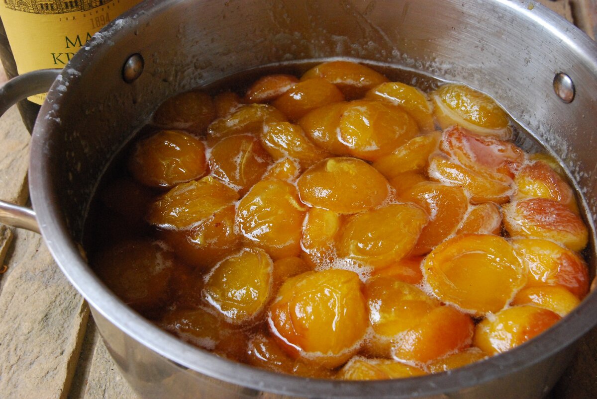 Абрикосовое варенье на зиму без косточек. Варенье из абрикосов без косточек дольками. Абрикосы в кастрюле. Как сварить варенье из абрикосов половинками. Как сварить варенье из абрикосов половинками.