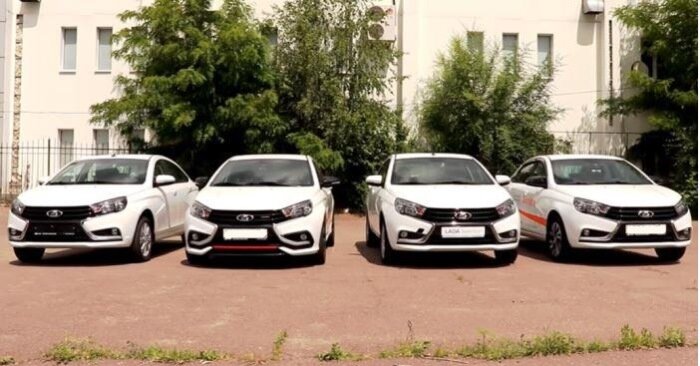 4 автомобиля Лада Веста с разными коробками передач