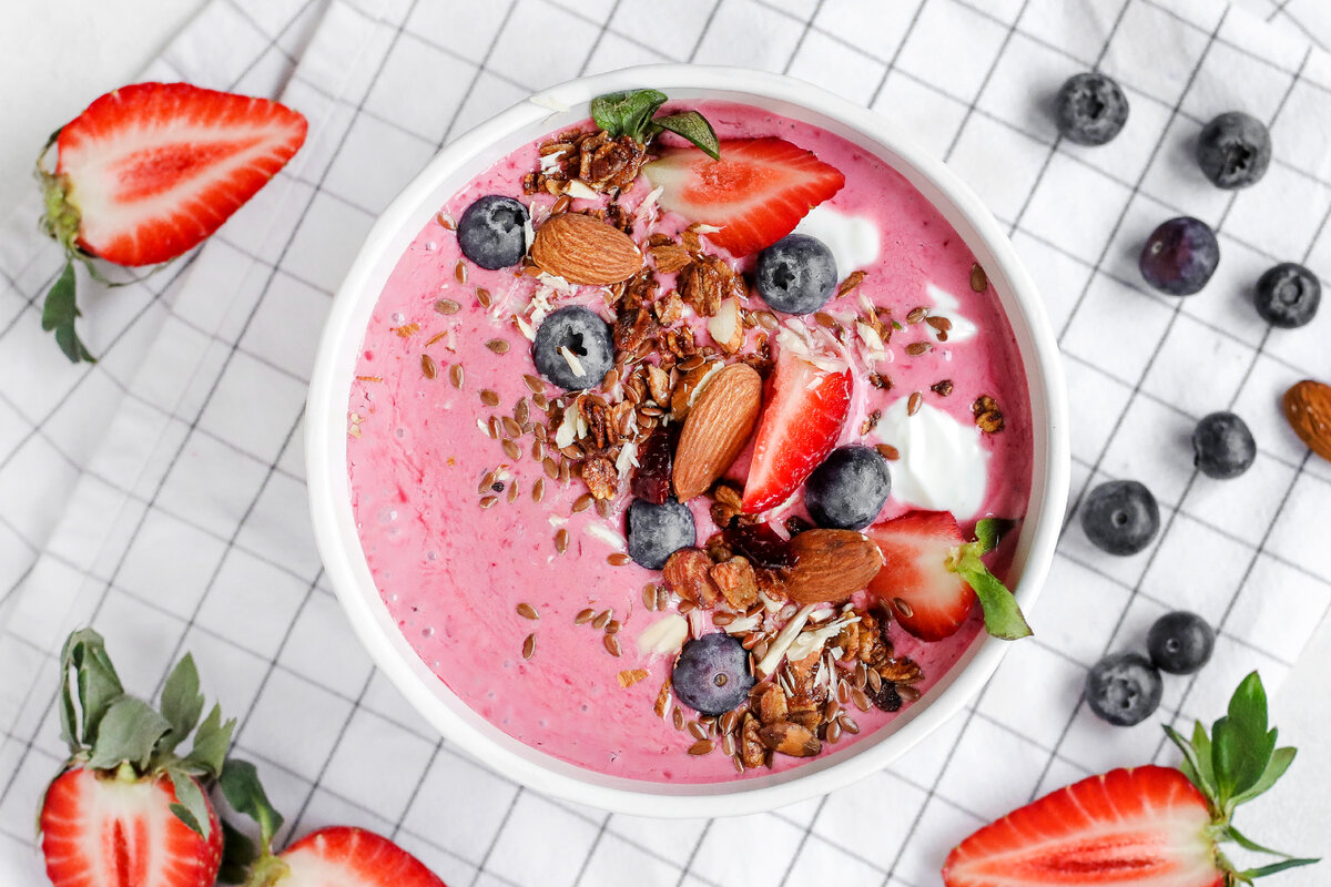Легкий и быстрый завтрак на скорую руку: йогурт с фруктами и орехами