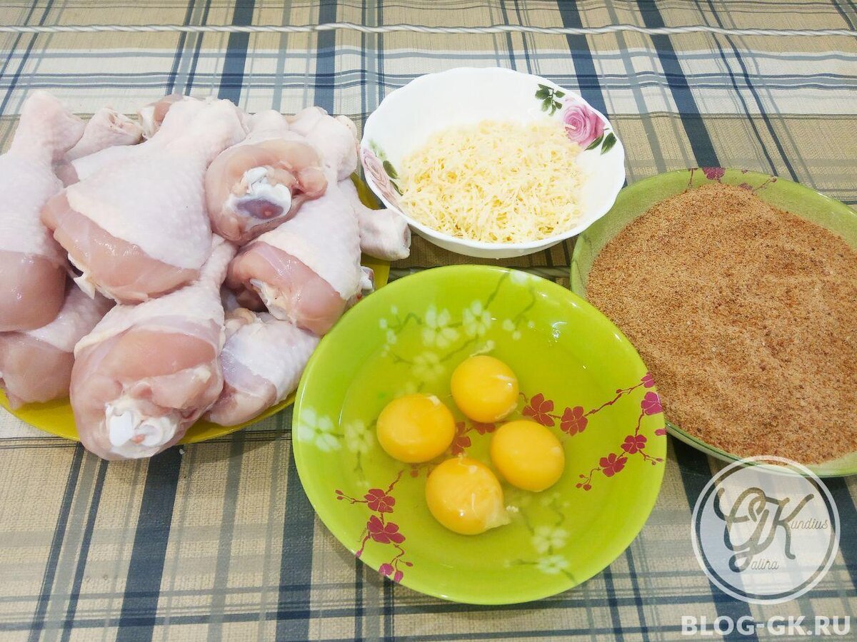 Ингредиенты для приготовления куриных ножек в кляре и сухарях