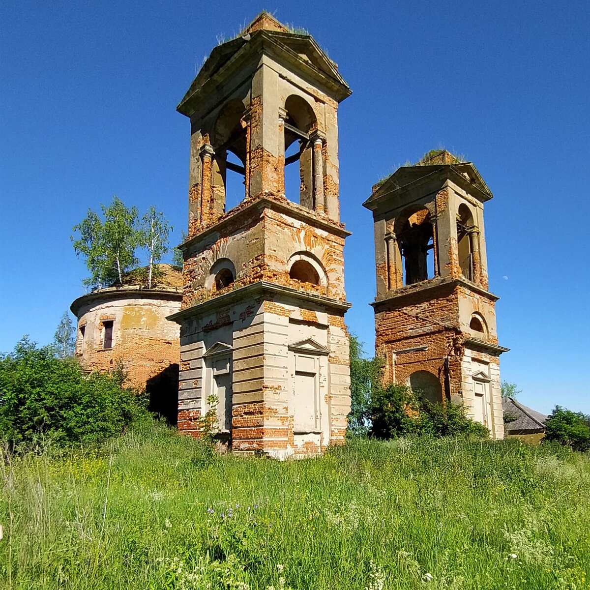 Церковь Успения Пресвятой Богородицы , 1810 г. На этом фото хорошо видно, что колокольни когда-то были соединены между собой портиком.