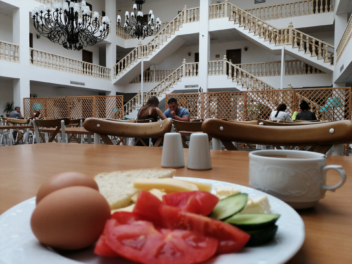 Завтрак в отеле  Lusette (Лдзаа, Абхазия). Фото Светы Давыдовой