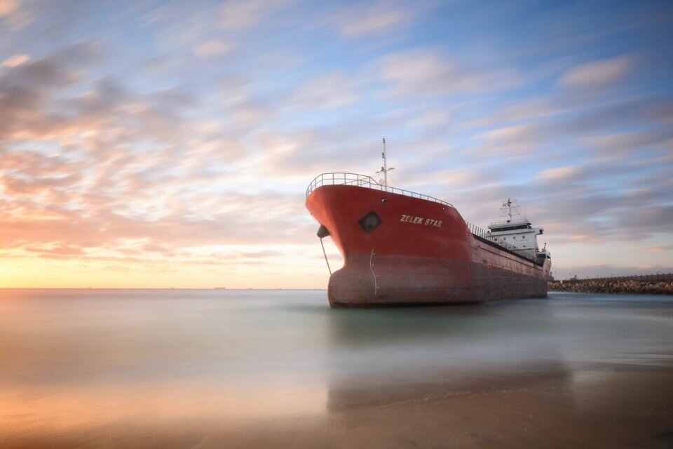 Танкер с нефтепродуктами у берегов Израиля. Фото: Felix Tchverkin, unsplash.com