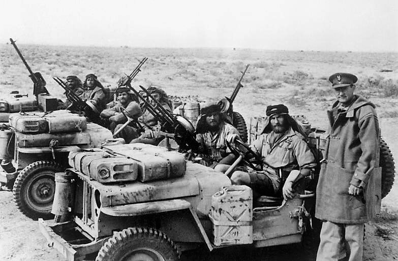 Майор Д. Стерлинг (справа) с патрулем SAS, вернувшимся с боевого задания (1942 год).