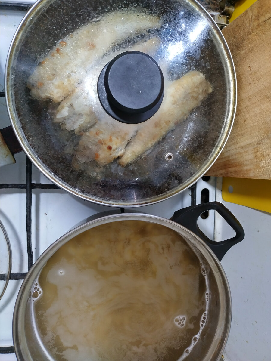 Жаренная рыбка для папы, макарошки для всех варятся