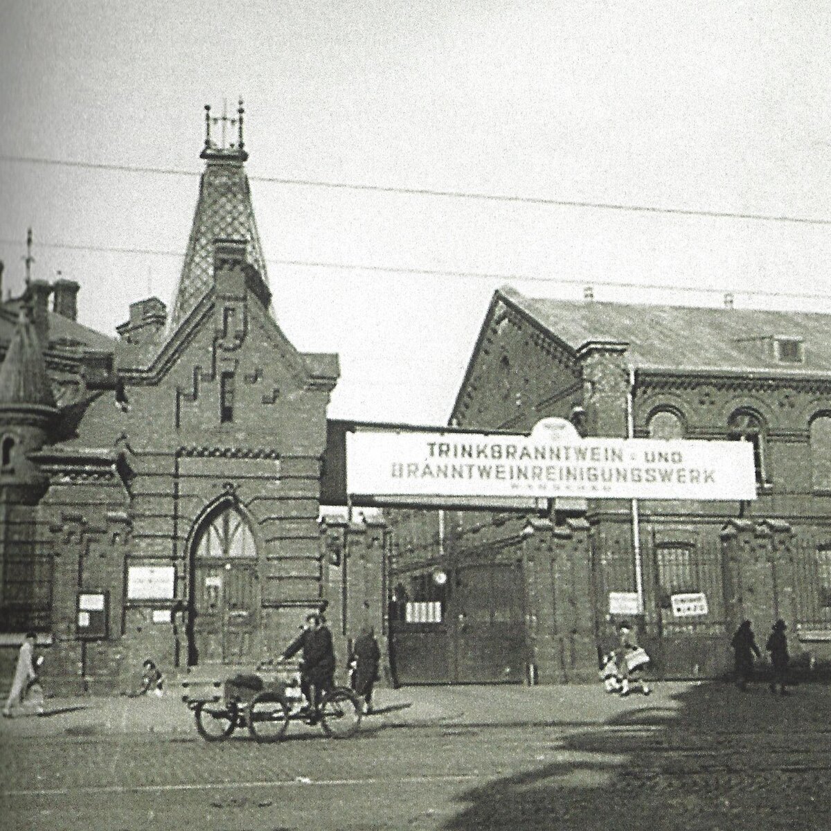 Центральный въезд на фабрику Koneser, 1940 г. Источник: Warszawa fandom