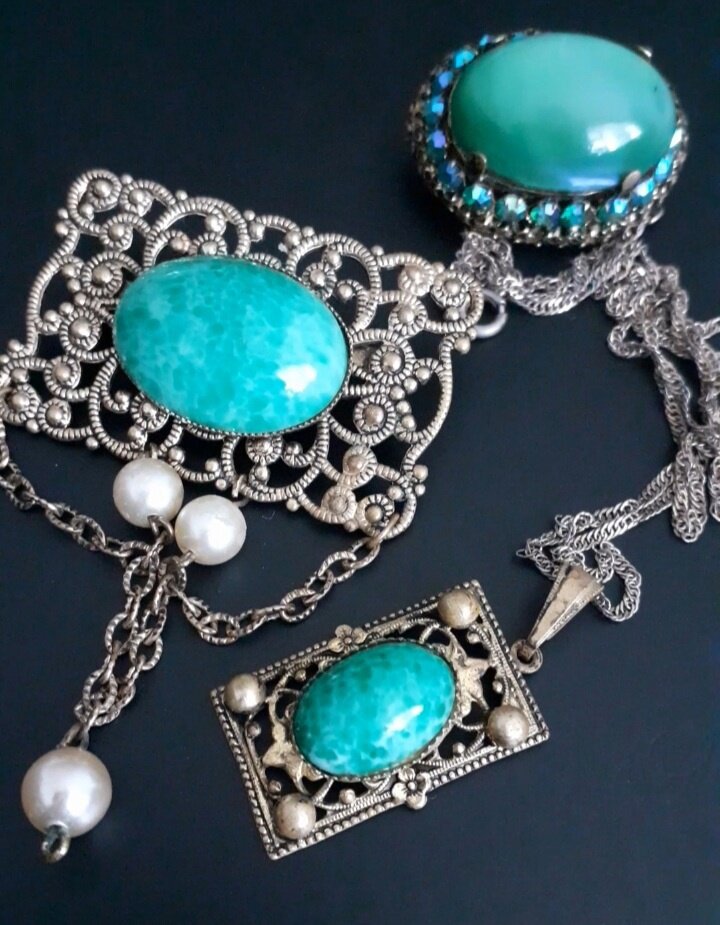 Брошь урановое стекло