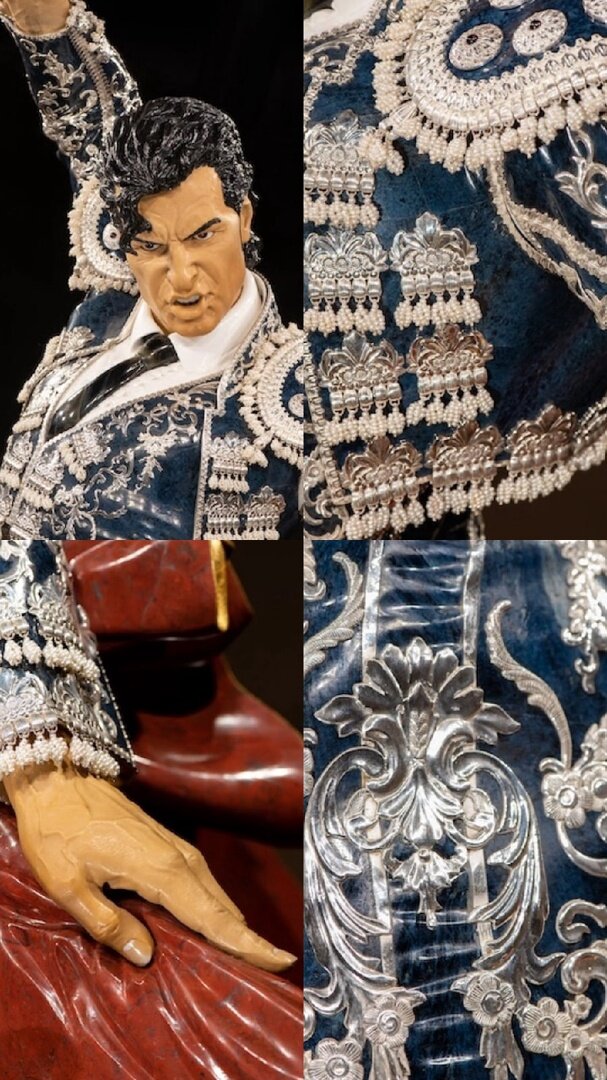 Синюю ткань костюма воссоздаёт родусит, который добывался на единственном в мире месторождении, ныне уже полностью выработанном. Подвески из жемчуга сплетены вручную, на них ушло 11 000 жемчужин (листайте галерею)