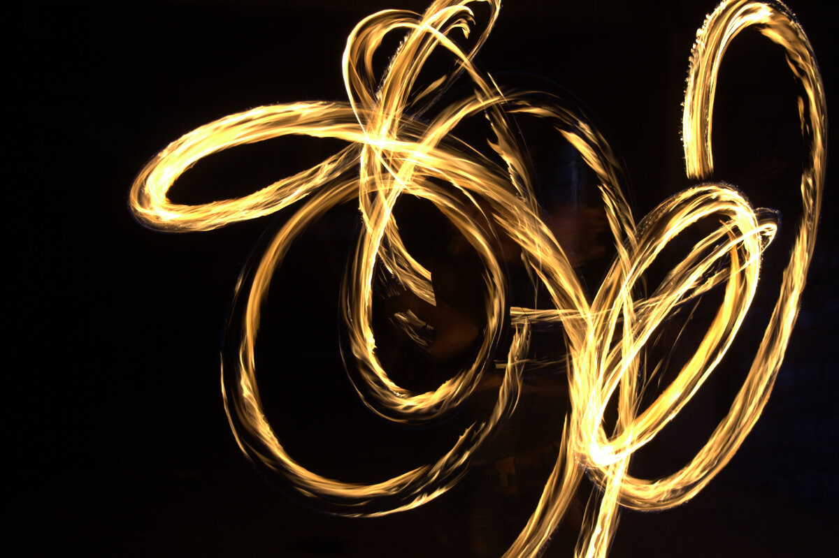 Танец с огнём на длинной выдержке 