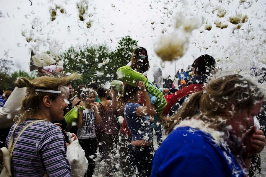 фото http://steport.com/article/86/mezhdunarodnyi-den-borby-podushkami