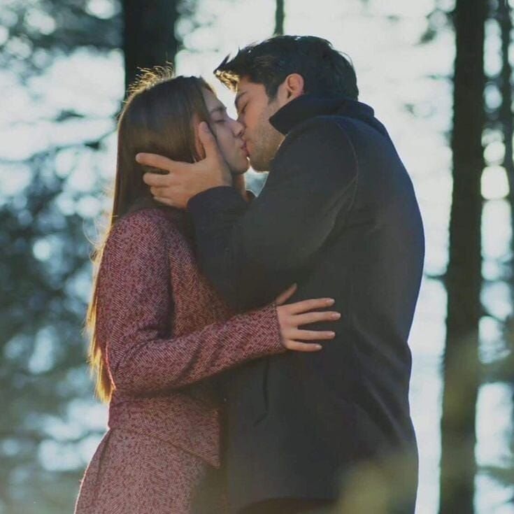 Поцелуй героев в лесу. Нихан спасена. Кадр из сериала.