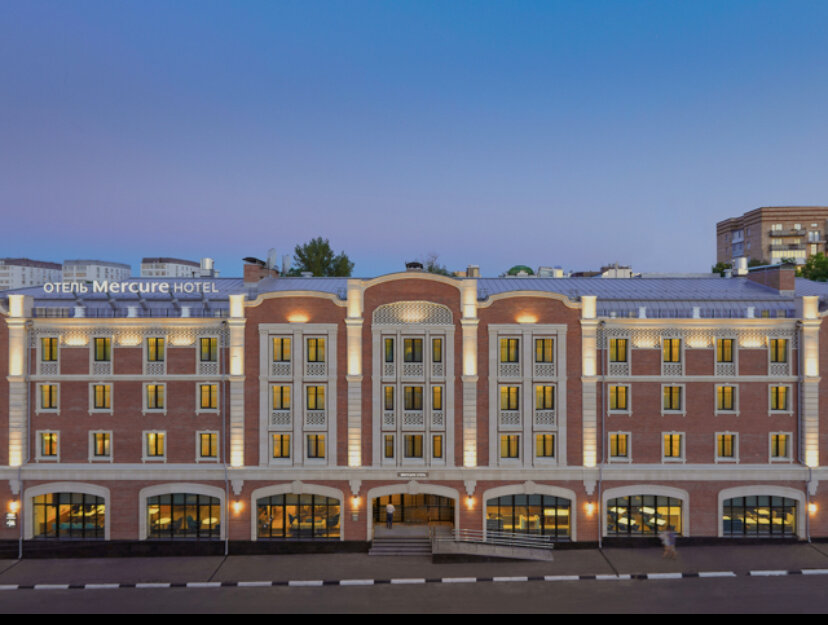 К сожалению забронировать место на парковке отеля нельзя, будет оно, или нет вы узнаете когда доедите )