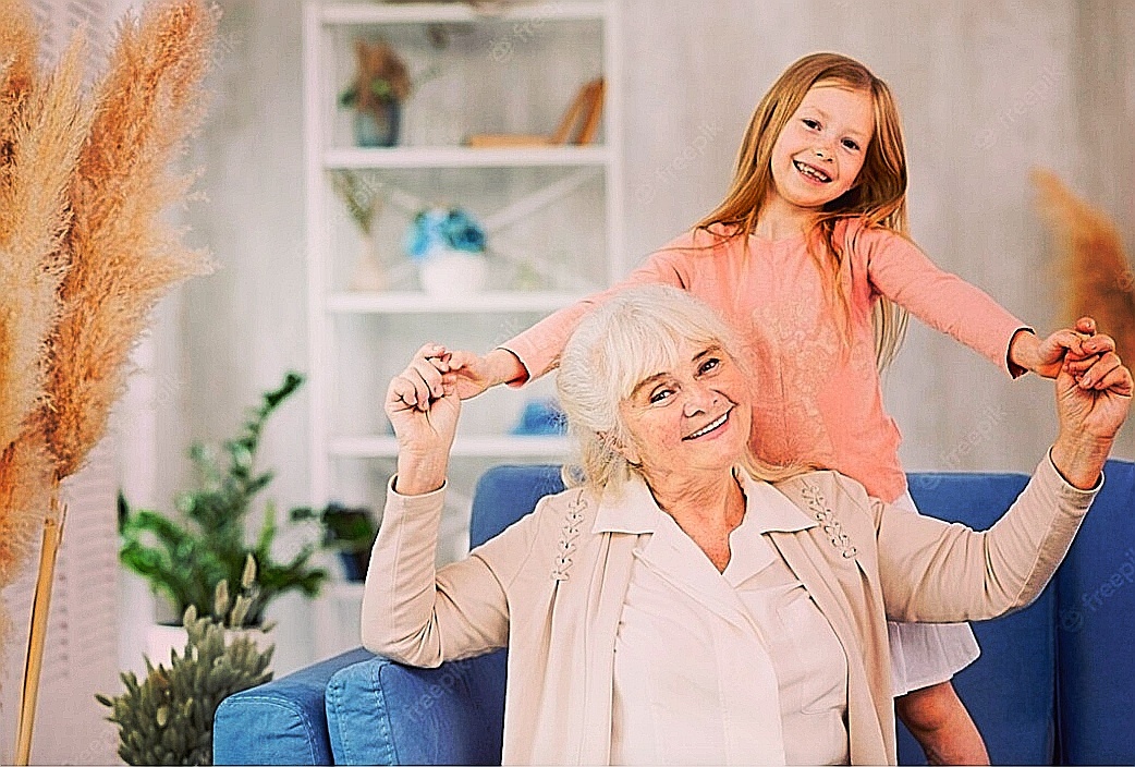 Счастливая бабушка с внучкой 