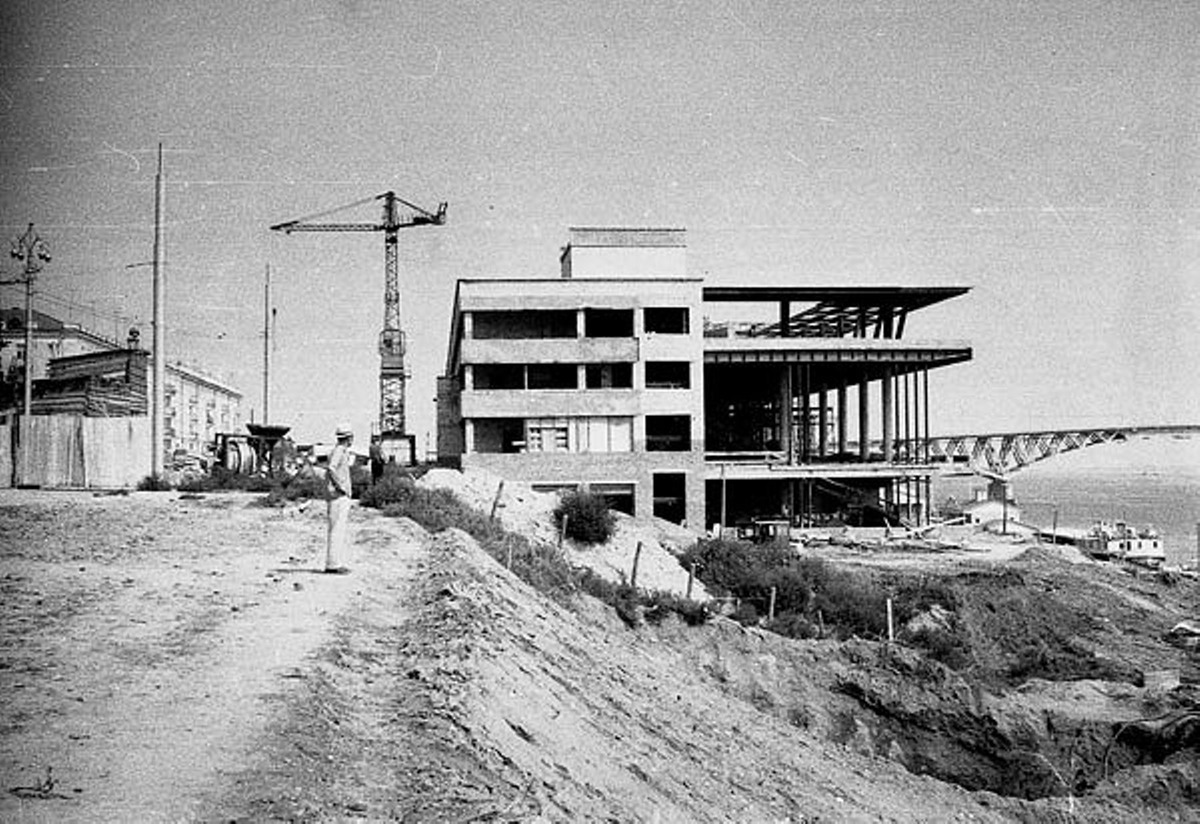 1968. Контактная сеть упирается в забор.