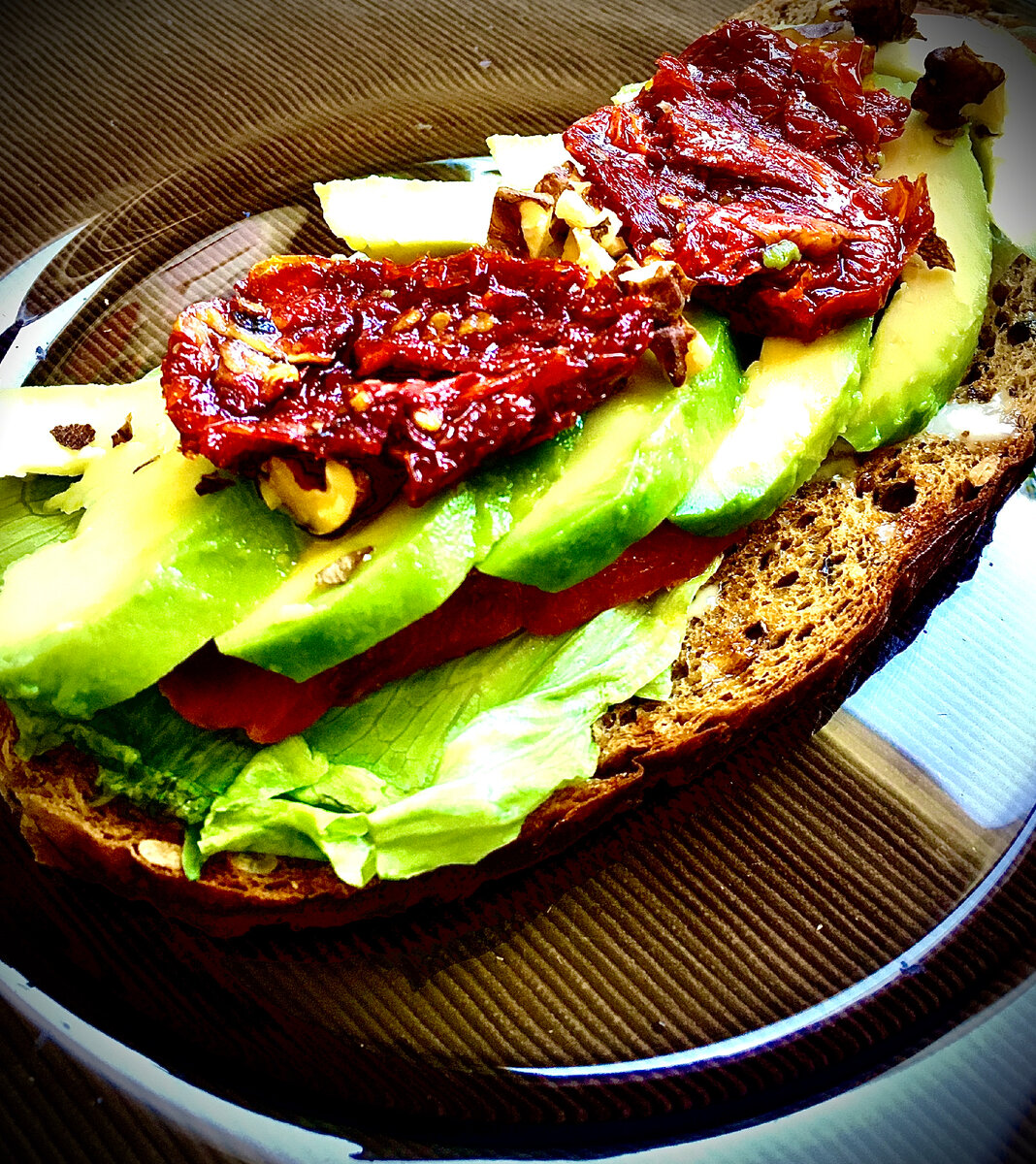 Брускетта с форелью и вялеными томатами