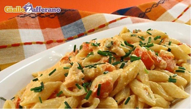 Пеннетте с лососем и водкой 