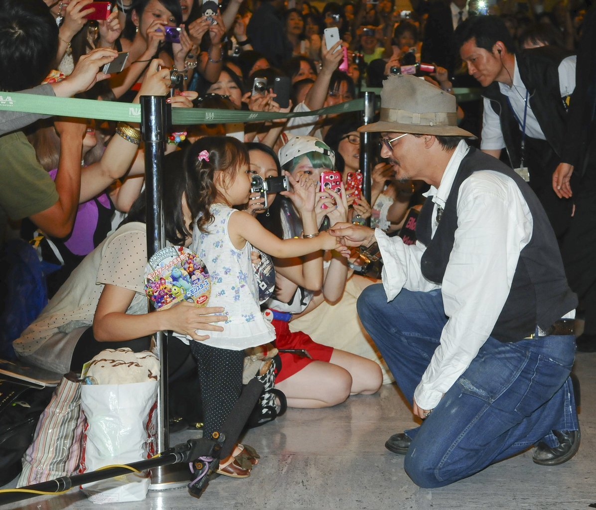 https://kino.mail.ru/person/444167_johnny_depp/