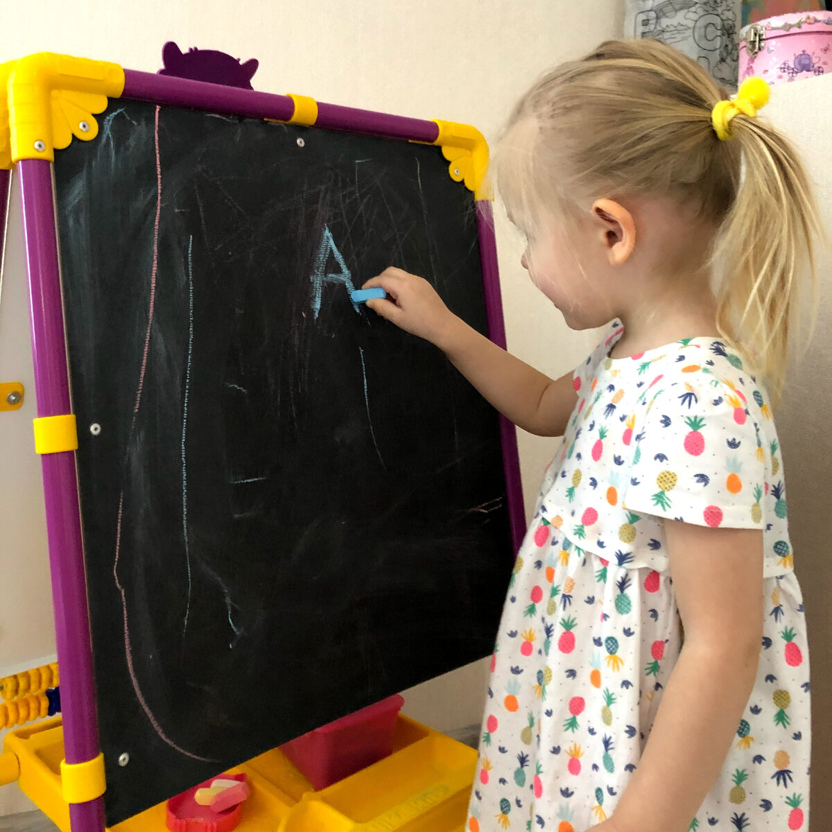 Вы диктуете, ребенок пишет буквы