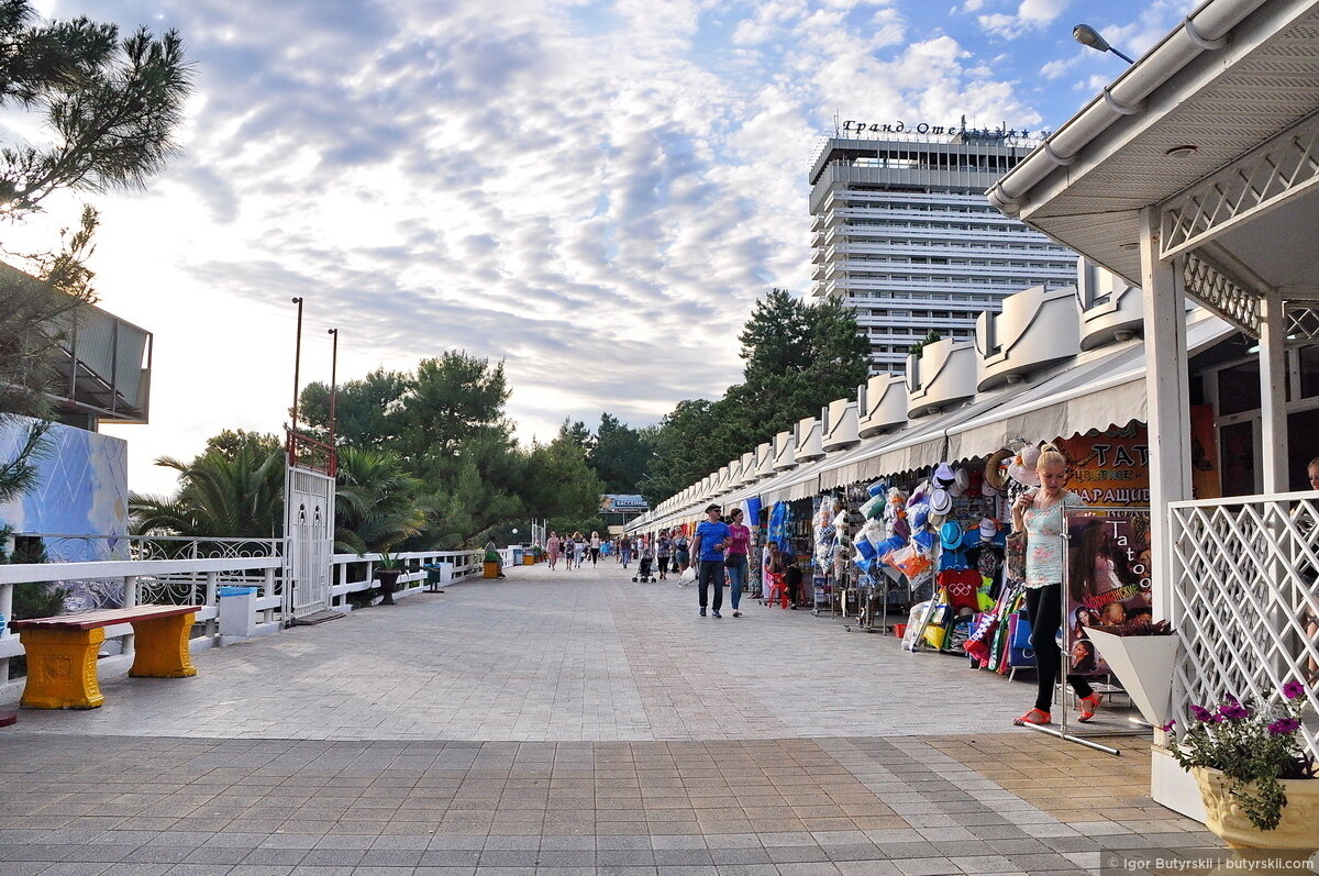 Магазинчики на набережной Сочи