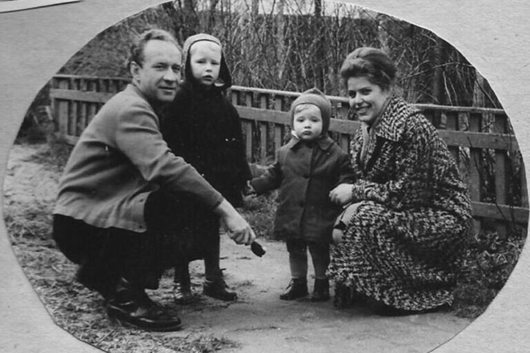 Роман Мадянов вместе с родителями и братом.