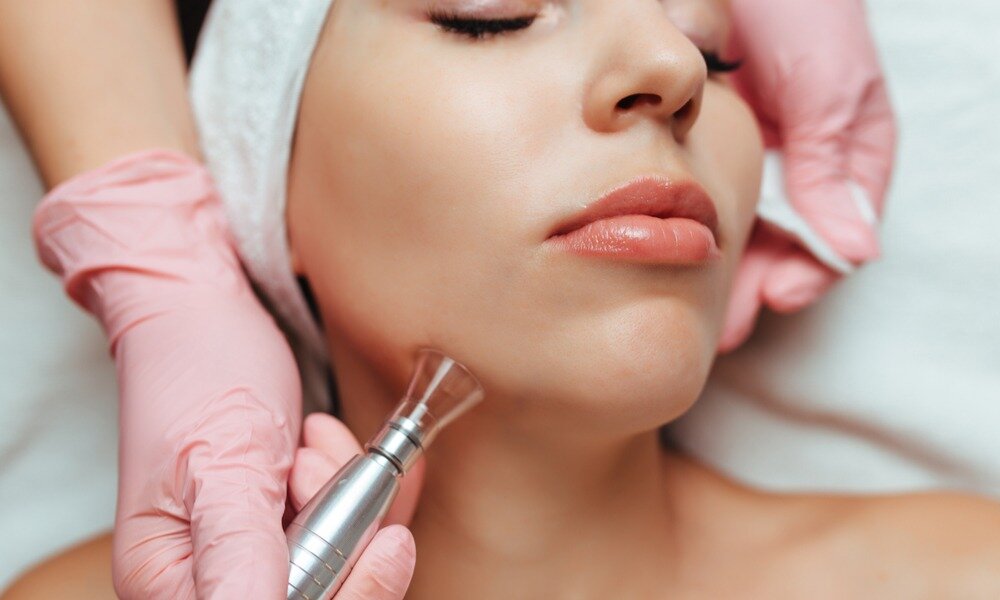 Вакуумная чистка лица видео крупный план