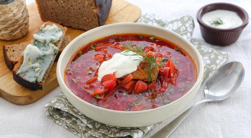 ИНГРЕДИЕНТЫ 2 луковицы
2 моркови
500 г говяжьих костей с мясом
пучок зелени (петрушки и укропа) с кореньями
1 большая свекла
1 средняя картофелина
1/4 кочана капусты
2 зубчика чеснока
подсолнечное масло
1,5 ст. л. уксуса 3%
2 ст. л. томатной пасты
1,5 л холодной питьевой воды
1 ч. л. сахара
1 лавровый лист
соль
густая сметана и зелень для подачи (если хотите)