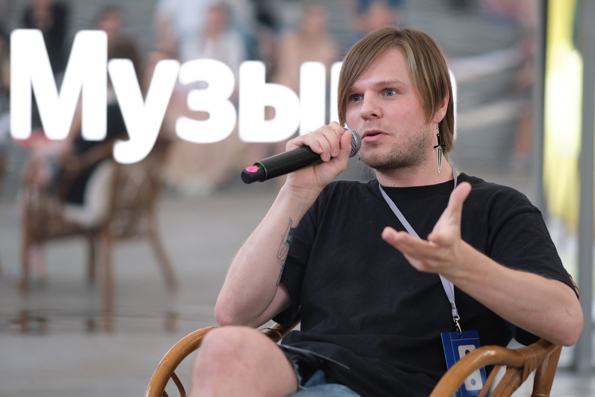 Илья вещает. Фото: Tima Baldin.