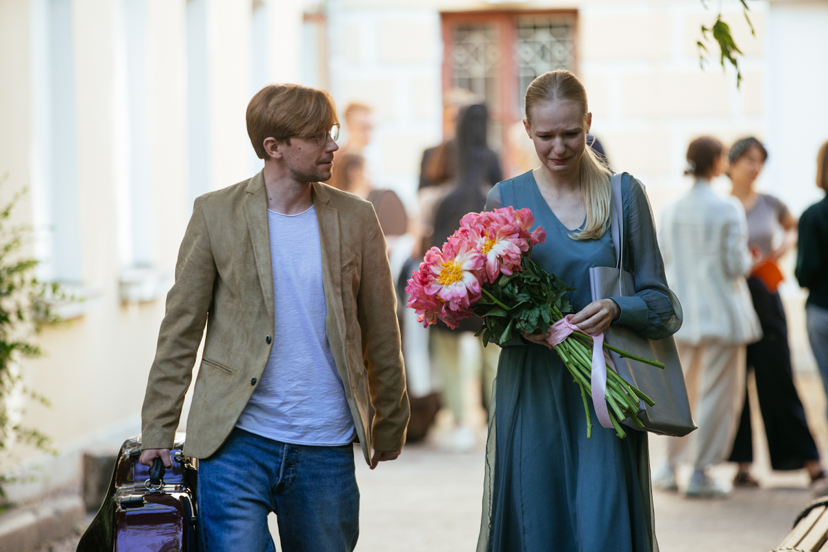 Кадр из сериала «Надвое», реж. Валерий Тодоровский, 2022