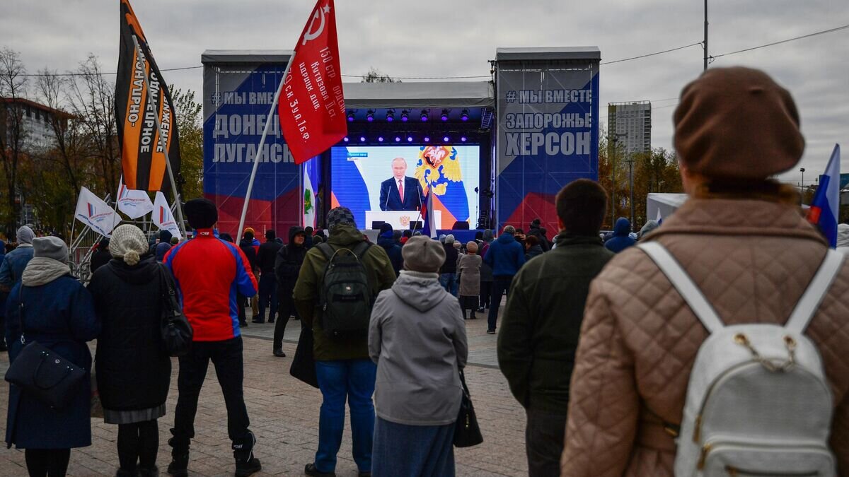    Трансляция подписания договора о вступлении в РФ новых территорий в Екатеринбурге© РИА Новости / Павел Лисицын