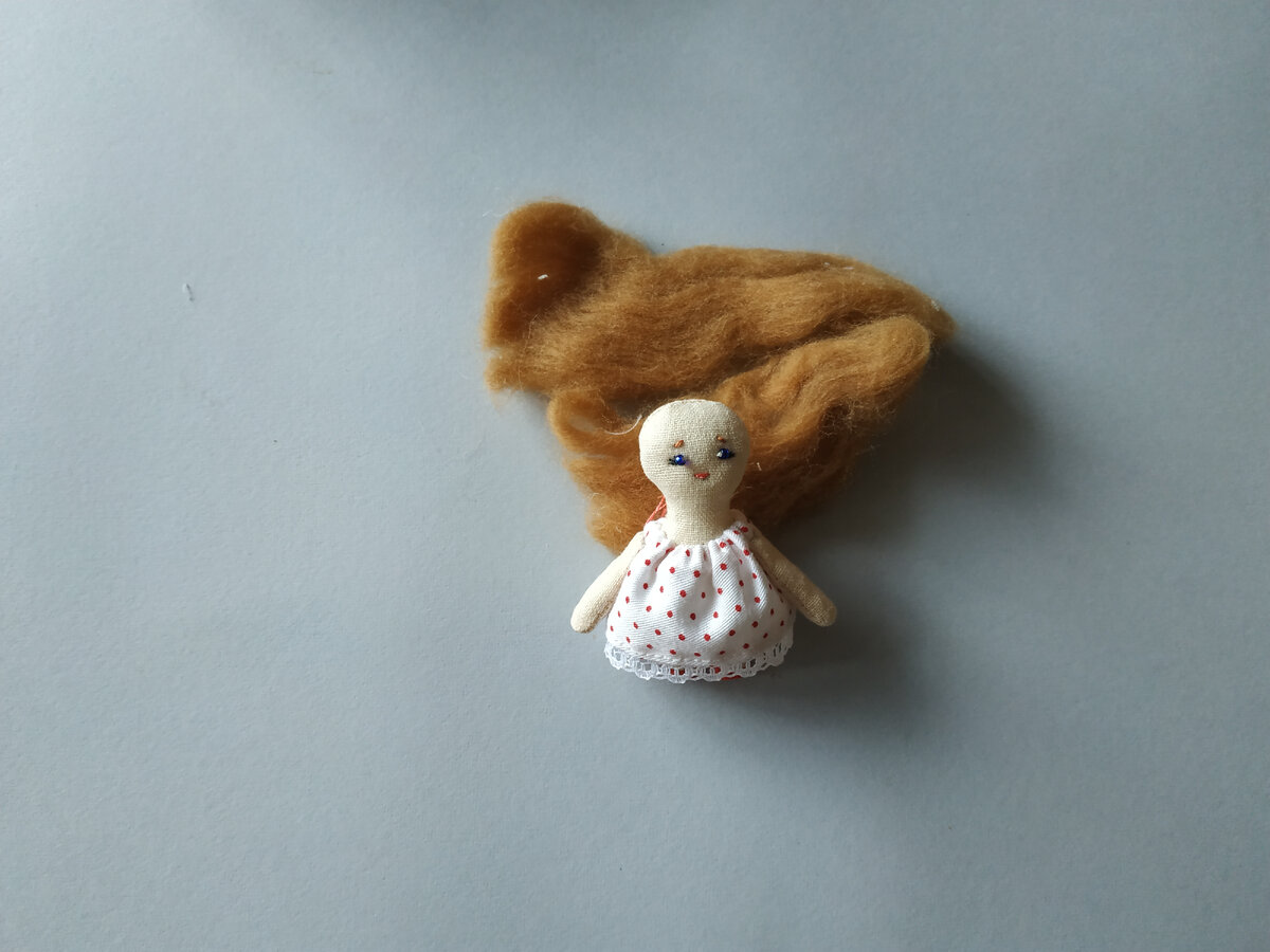 Положительный момент у маленьких сувенирных кукол не только в том, что для них нужно совсем немного материала, но и то, что в них можно с толком использовать остатки, обрезки материалов от больших кукол;) Фото из архива автора.